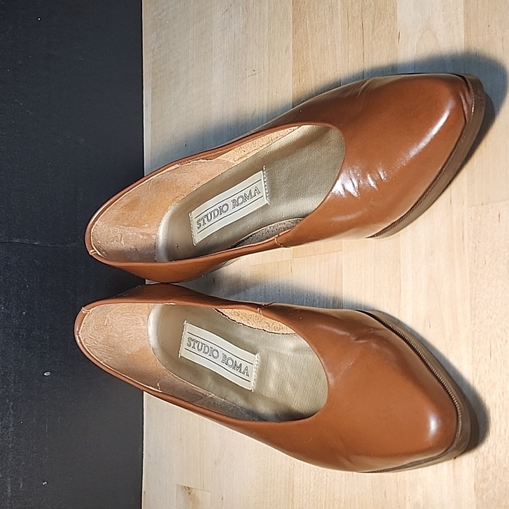 Women’s  Brown Leather Shoes, 1" Heels Studio Roma, Size 6, Brazil